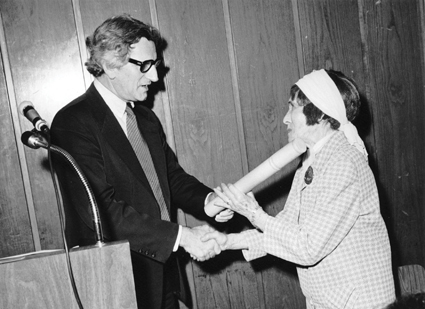 Esther Hellinger receives a scroll from Institute President Prof. Michael Sela